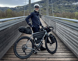 Michele Lovato durante un viaggio in bici in bikepacking
