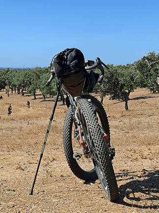 BIRI Advanced supporto per bicicletta da bikepacking durante un'escursione in gravel
