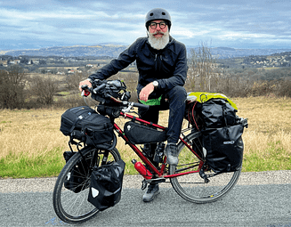 Roberto Adami durante il viaggio in bici in solitaria