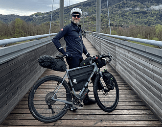 Michele Lovato durante un viaggio in bici in bikepacking