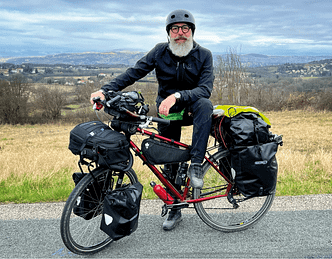 Roberto Adami durante il viaggio in bici in solitaria